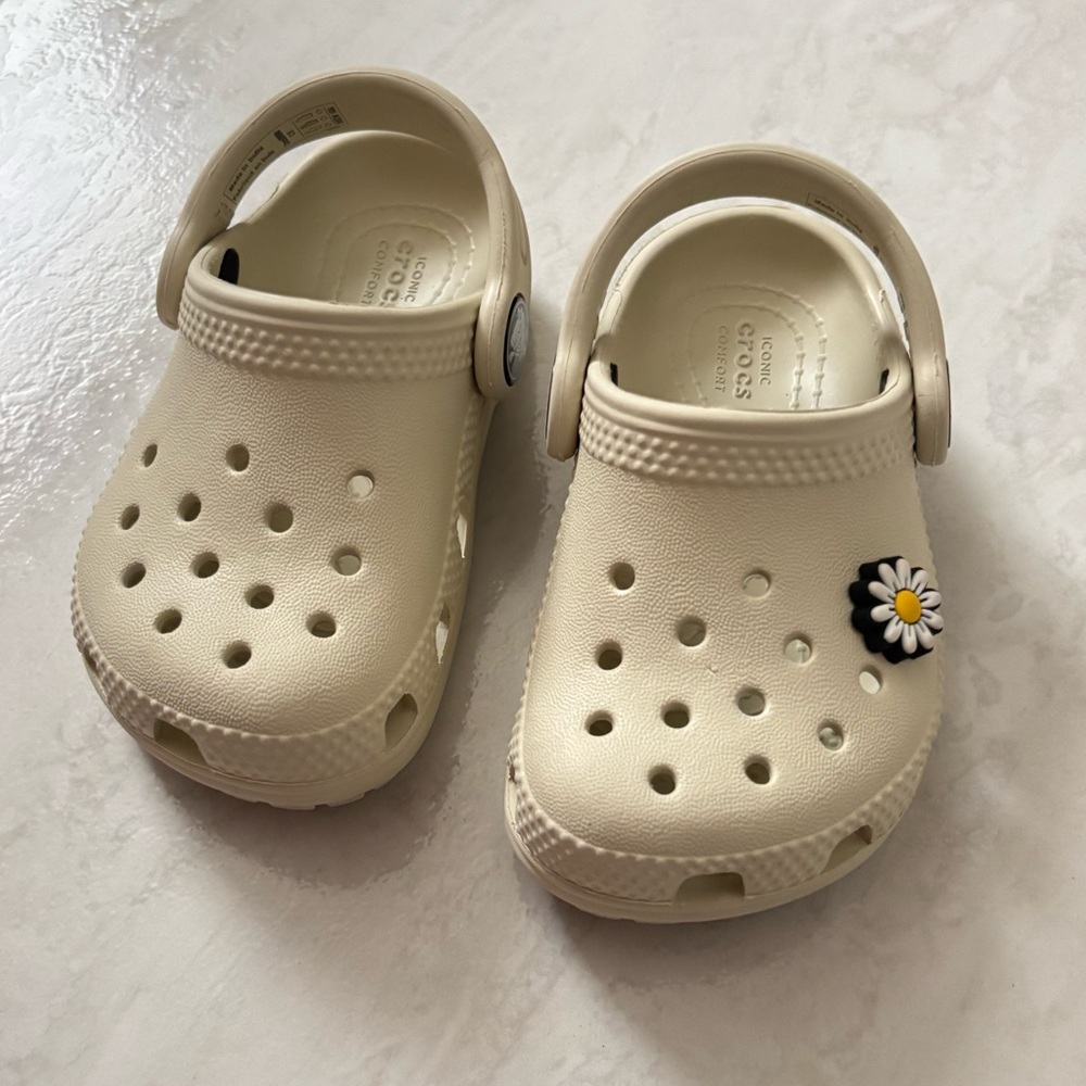 Baby/Toddler Girl Crocs With Daisy Charm